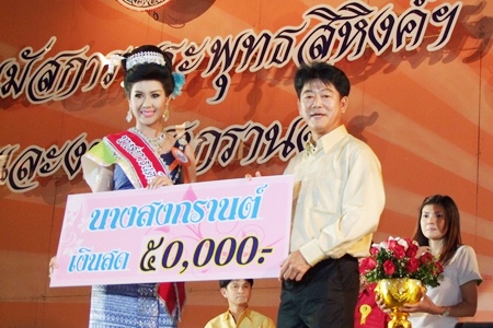 Chonburi Governor Wichit Chatpaisit (right) presents first prize to Wilasinee Teepan, winner of Chonburi’s Miss Songkran pageant.